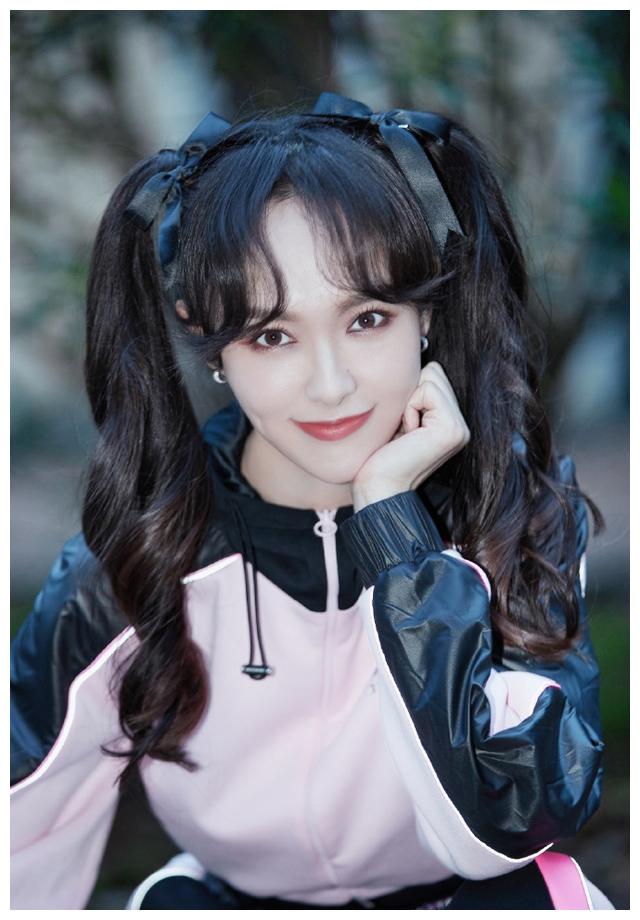 高圆圆红裙笑容灿烂宋祖儿高马尾吴磊成熟范,唐嫣双马尾造型甜美