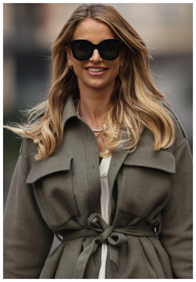 模特沃格·威廉姆斯身穿深灰色外套在伦敦的街拍