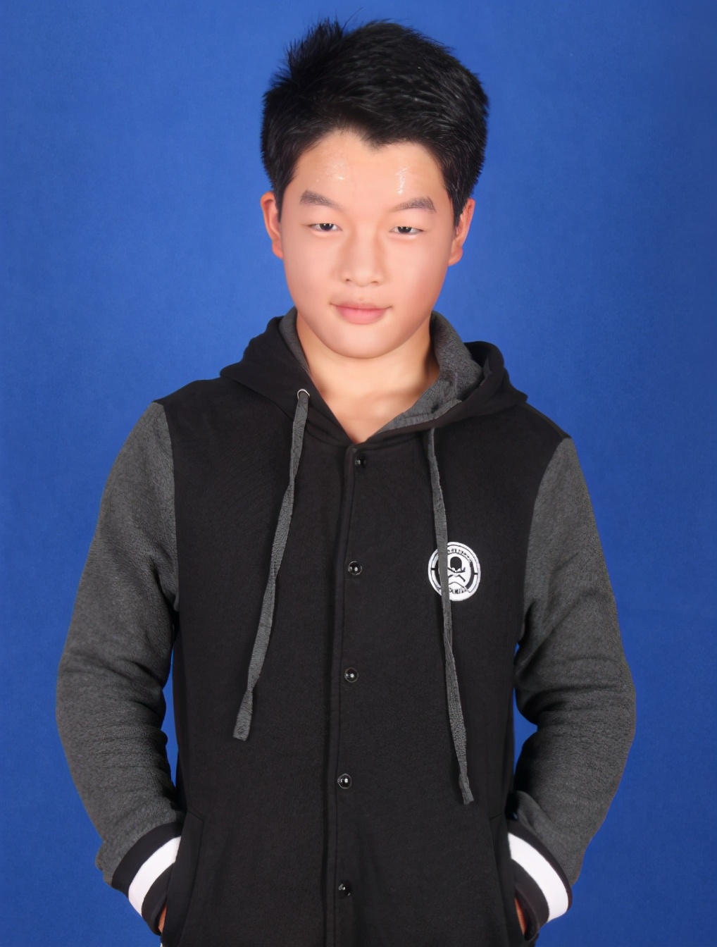 就连亲妈都嫌他丑,却被周星驰相中一炮而红,如今20岁颜值逆袭