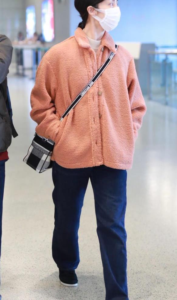 孙莉根本无需仔细打扮简单穿羊羔毛外套配牛仔裤照样美得耀眼