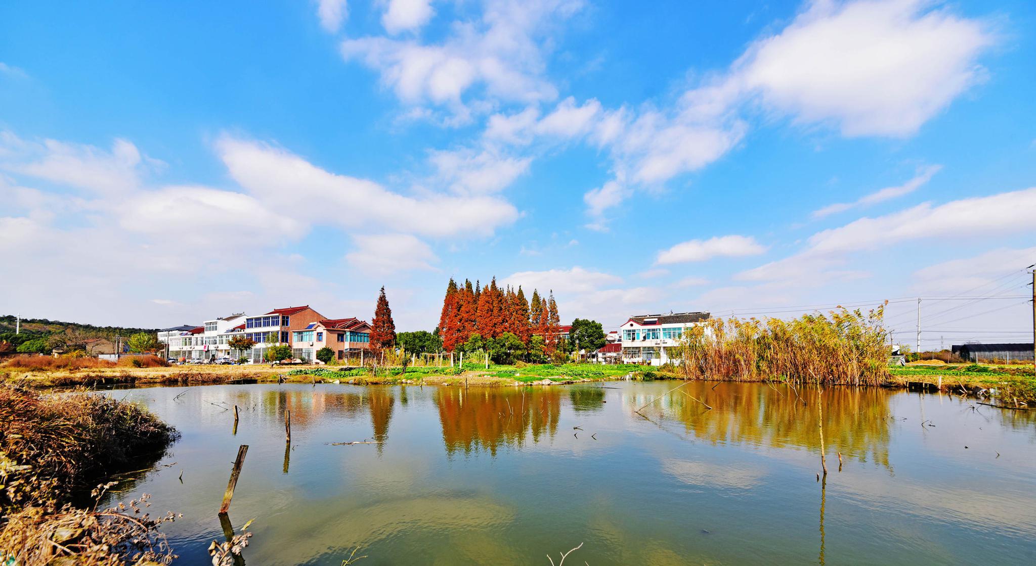 冬日阳光蓝天白云还有遥远的小山村江苏无锡斗山