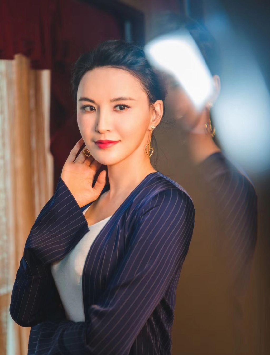 莫小奇以优雅气质取胜,身材高挑,外形甜美靓丽,喜欢她吗?