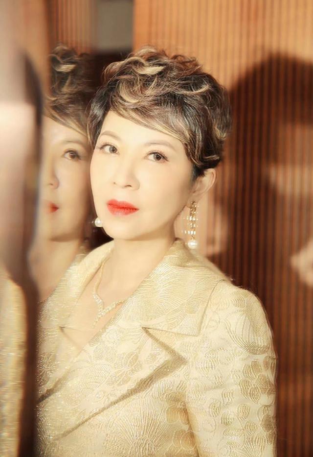 杭天琪探班付笛声开玩笑称庆三岁生日两人同框男方像童颜