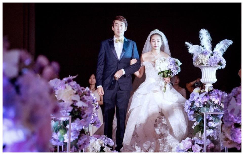 丁宁闺蜜当妈,国乒名将夫妻抱女儿拍全家福 盼爱女拿世界冠军