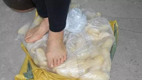 这3种用脚踩出来的食物我赌10根棒棒糖你肯定都有吃过