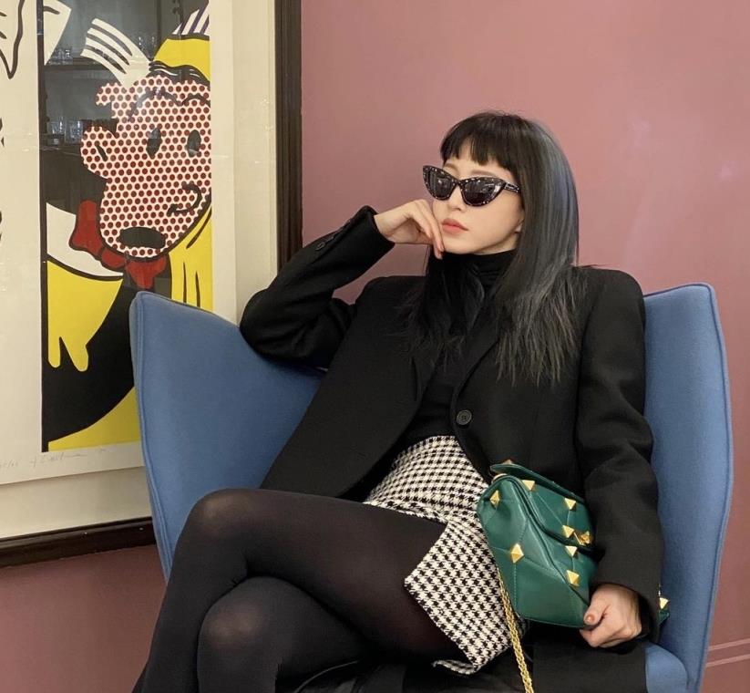 年近40的韩艺瑟衣品真无敌穿藕粉色卫衣套装减龄又可爱