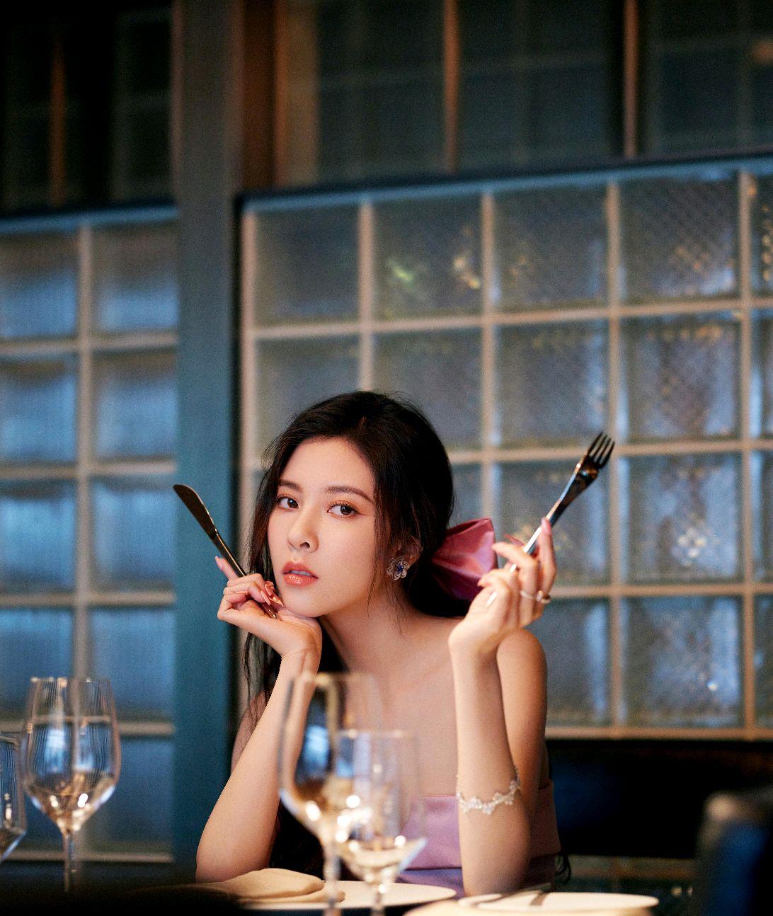 宋妍霏红毯look,玫瑰金流光贝母裙光彩熠熠,优雅而梦幻