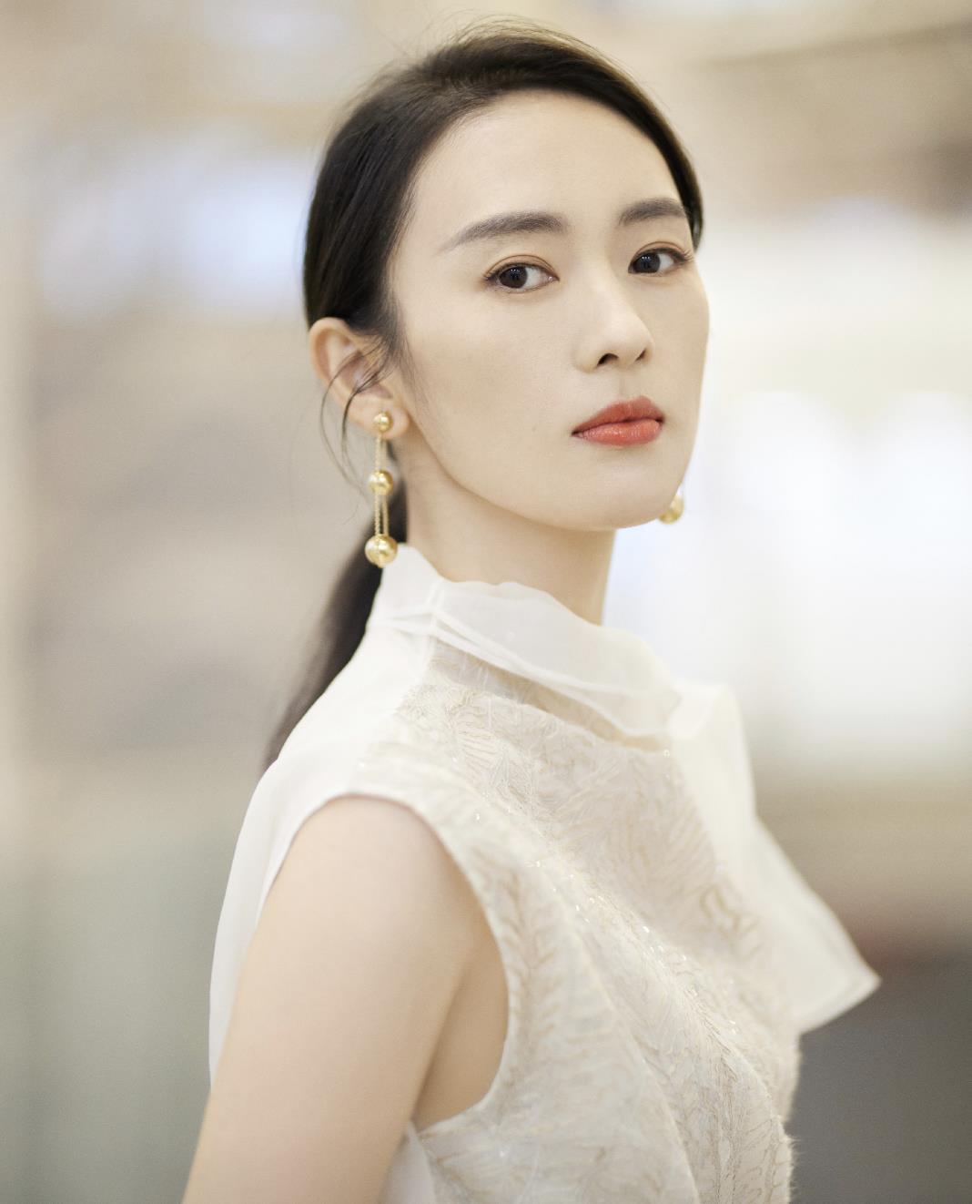 童瑶也太飒了挑战黑色抹胸连体裤女明星为了红太拼了