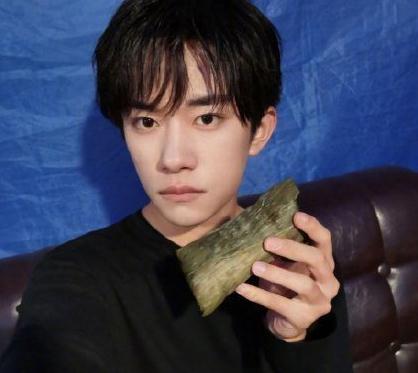 易烊千玺晒端午节自拍网友今年的粽子不一样