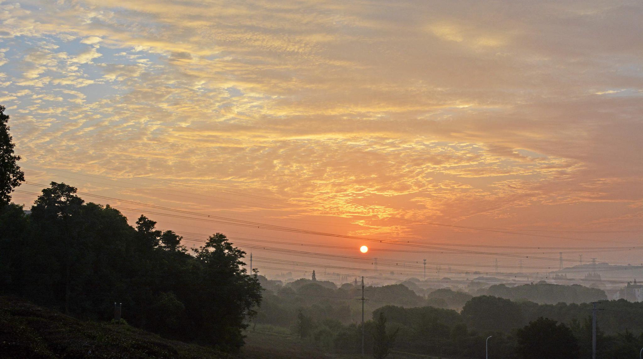 斗山日出红霞飞,今日夏至,美丽朝霞映红了美丽的斗山村.