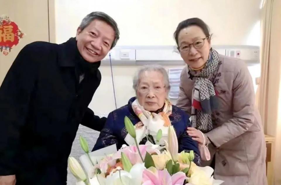 秦怡老师病房里过99岁生日,穿印花棉袄佩戴丝巾,优雅到骨子里