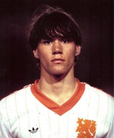 名人诞辰:荷兰足球明星一一马尔科·范巴斯滕