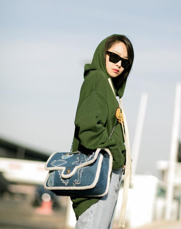 宋茜机场私服照,穿5千1的绿色卫衣配牛仔裤,戴墨镜帅气难挡_高清图集