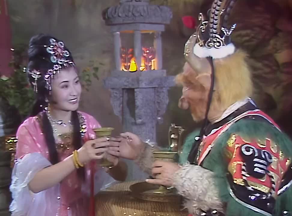 西游记猴哥变成牛魔王去找嫂嫂铁扇公主想要骗到芭蕉扇