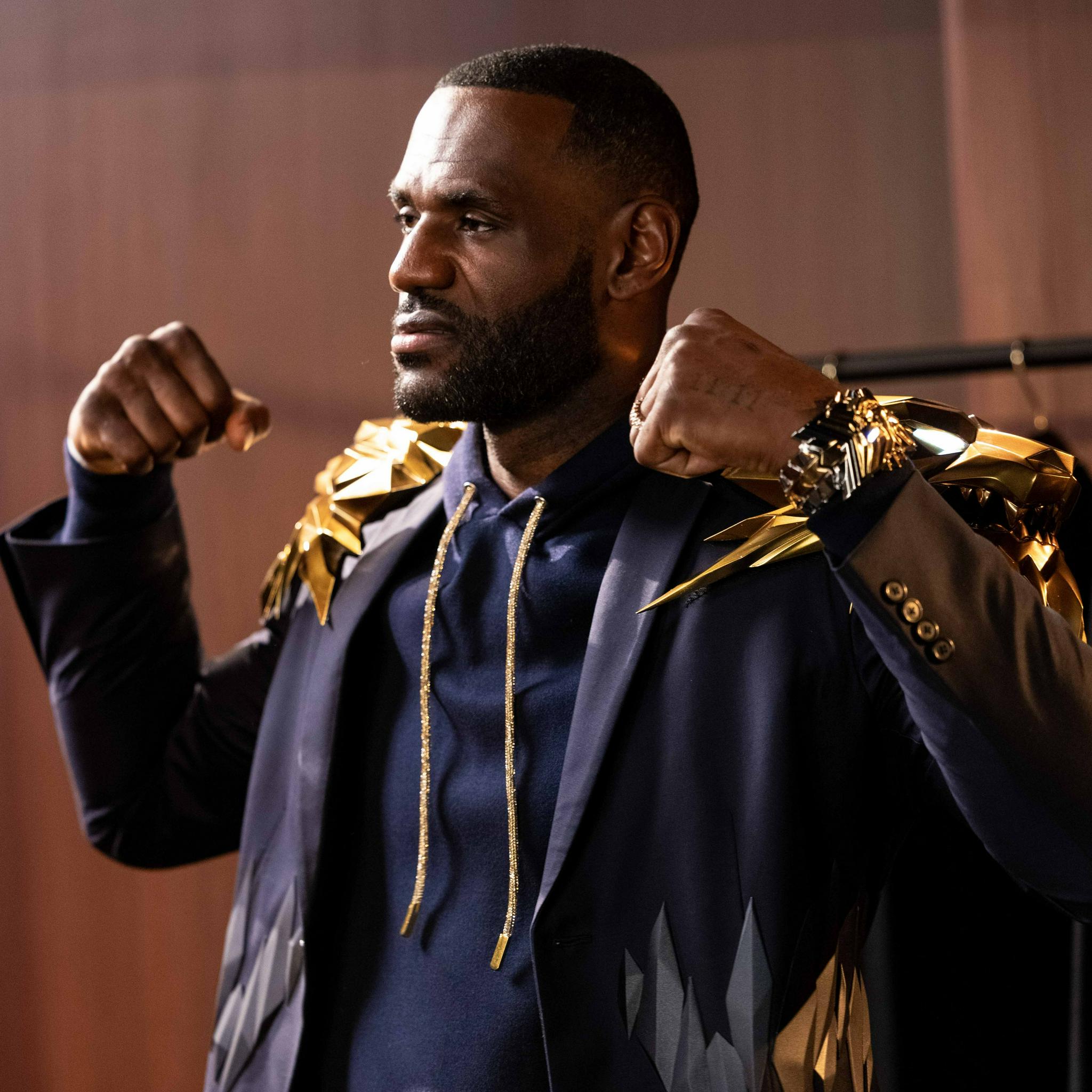 进军游戏界詹皇晒堡垒之夜定制款皮肤头戴皇冠拥有金色翅膀