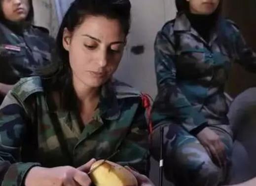 叙利亚买卖女性一千元就能带走,少女只能嫁老头,网友:可惜了!