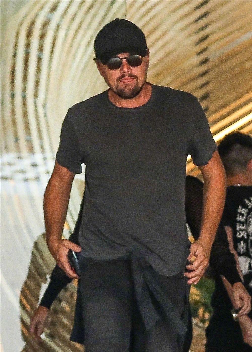 小李子现身街头,纯色t恤配牛仔裤简单随意,留络腮胡成熟范尽显