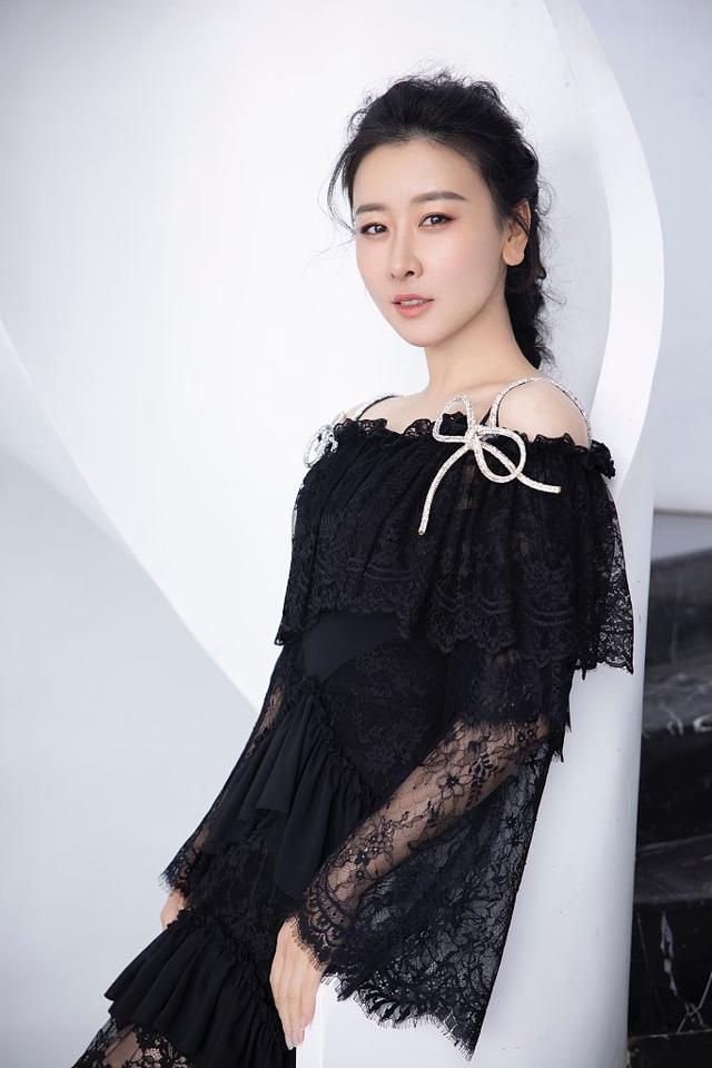 毛俊杰氛围感写真,着黑色一字肩纱裙暖意回眸!__财经头条