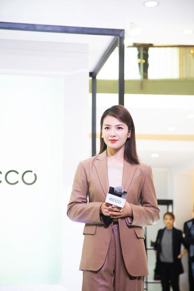 刘涛涂红唇穿西装尽显复古优雅,对镜甜笑气质绝佳!__财经头条