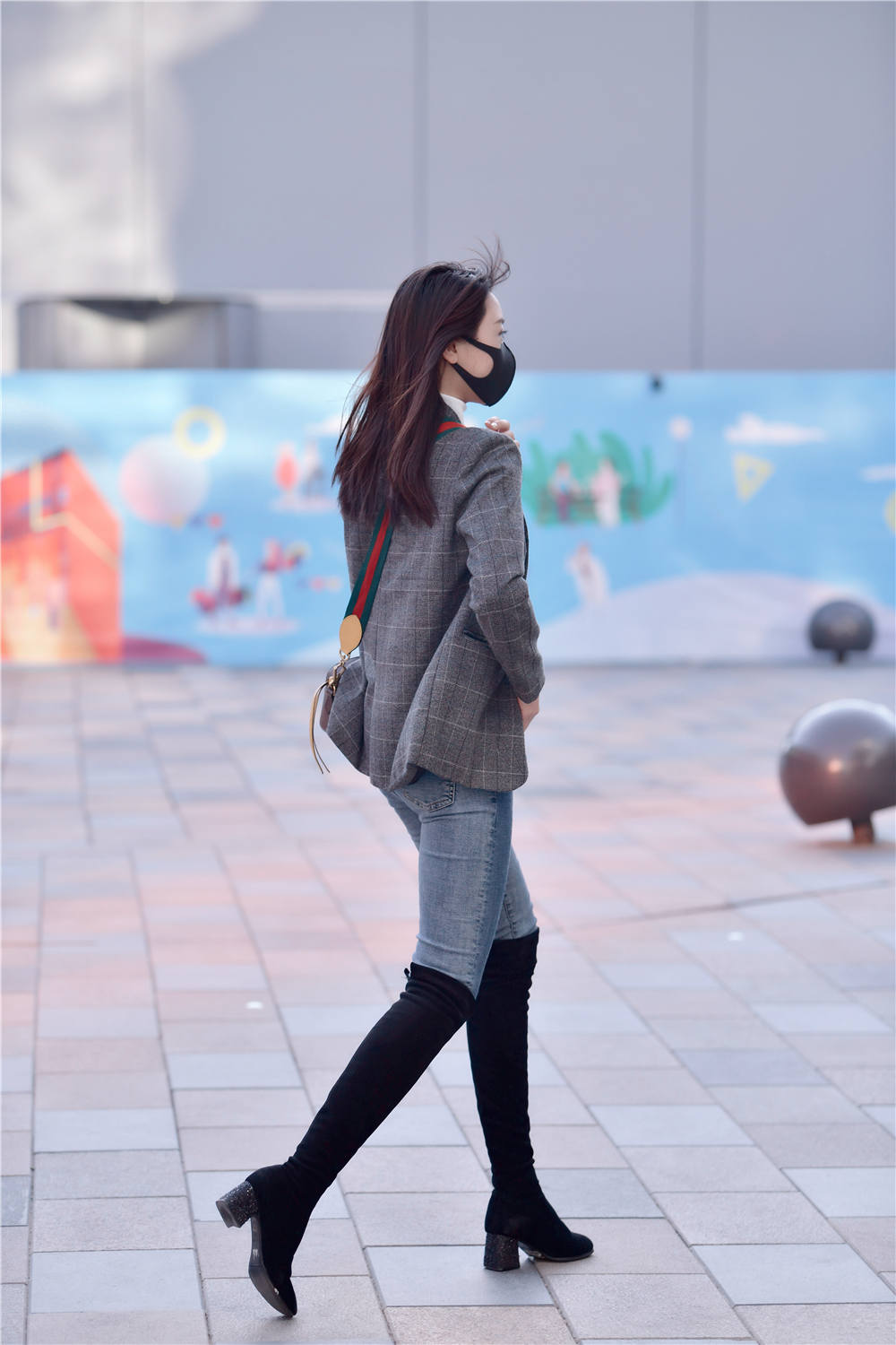 紧身牛仔裤搭配过膝长靴挑身材的服装搭配一般人不敢尝试