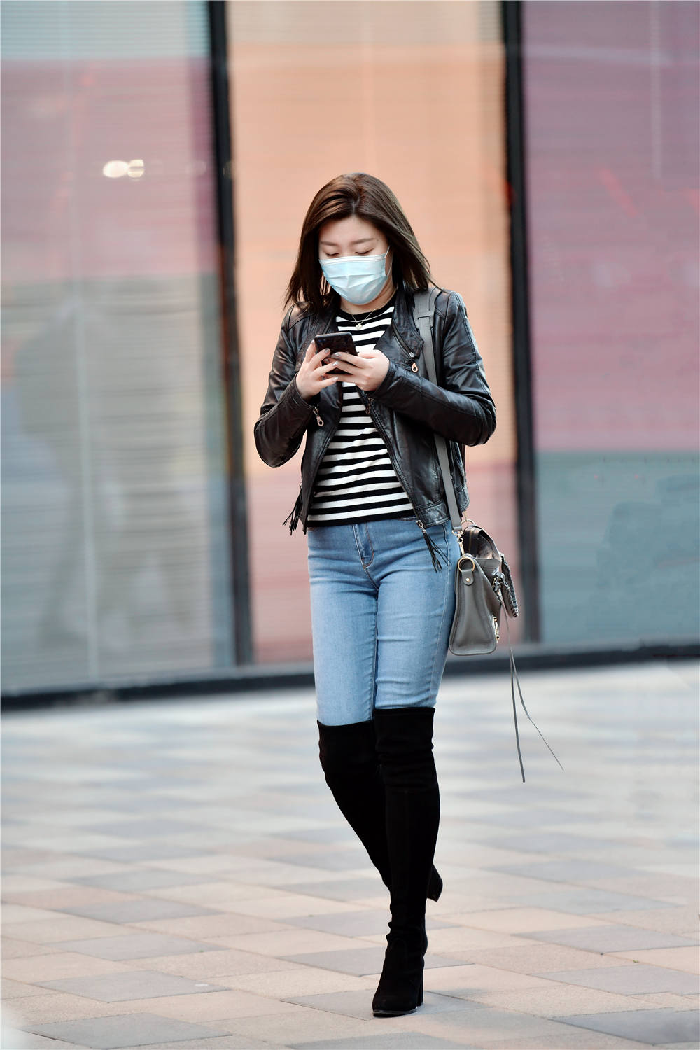 紧身牛仔裤搭配过膝长靴挑身材的服装搭配一般人不敢尝试