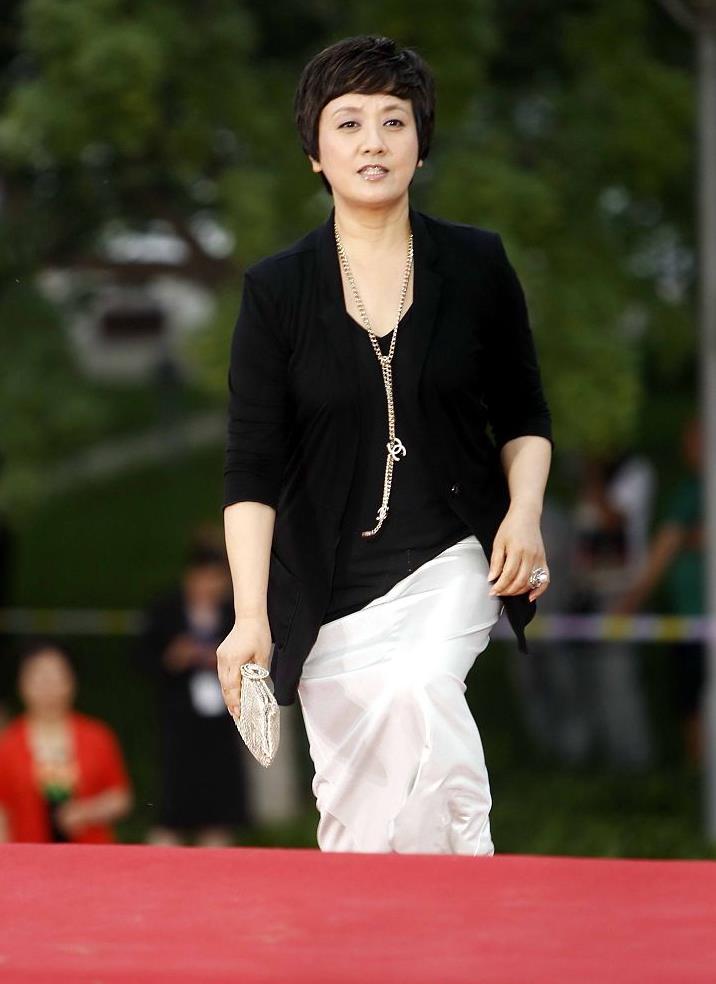 邓婕短发真有精气神穿黑西装配白长裙美得低调却很气质