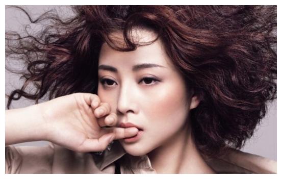 她颜值演技双双在线,出道多年不温不火,如今40岁重回荧幕