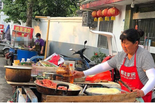 考察两天,发现地摊卖美食很受欢迎,看完我也想去摆小吃摊了