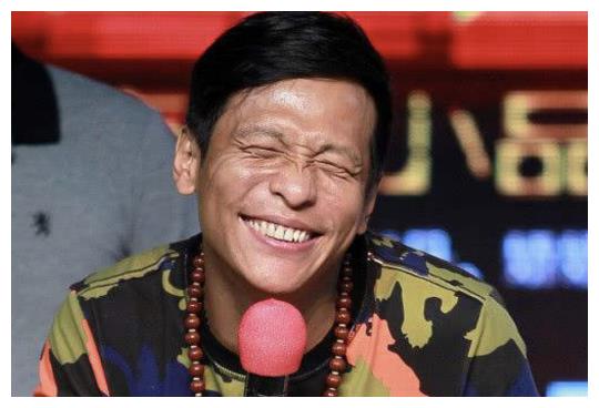 他是宋小宝的小舅子,被称为赵本山最丑的弟子,妻子是著名网红