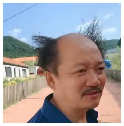 离开刘能后,谢广坤越来越不羁,与女演员贴身热舞被指不尊重女性