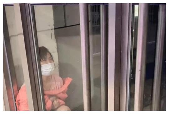 北京西站一女子引围观，不穿裤子蹲在角落，知情人：有裤子不穿休闲区蓝鸢梦想 - Www.slyday.coM