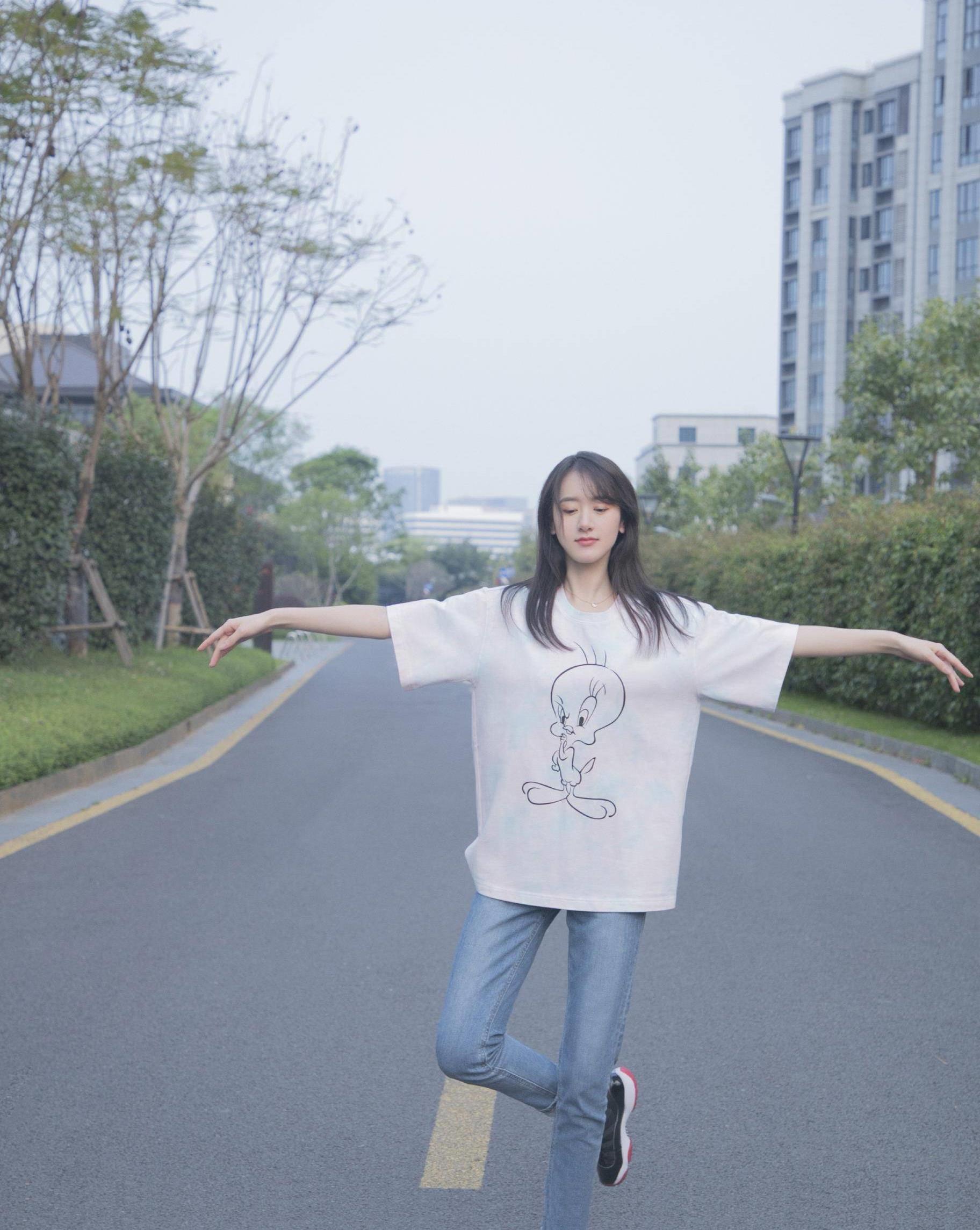 璇玑公主袁冰妍颜值这么高碎花短裙扎丸子头这小清新爱了