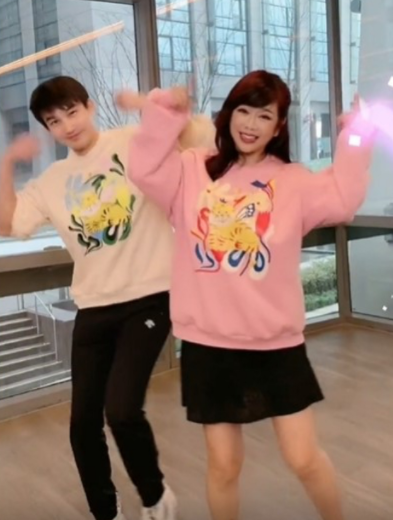 51岁陈松伶近况曝光，与小9岁丈夫张铎情侣装跳舞，被赞冻龄美人休闲区蓝鸢梦想 - Www.slyday.coM