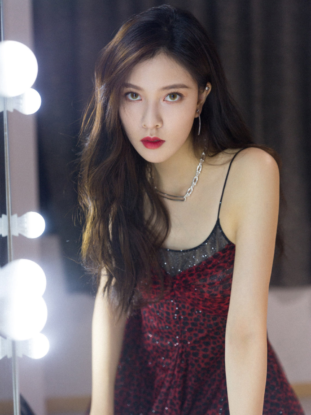 宋妍霏终于放开了穿豹纹吊带连衣裙性感又霸气