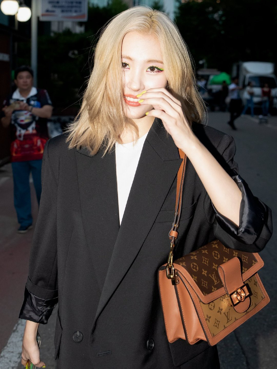 宣美撞上泫雅同样搭配西装造型谁更性感