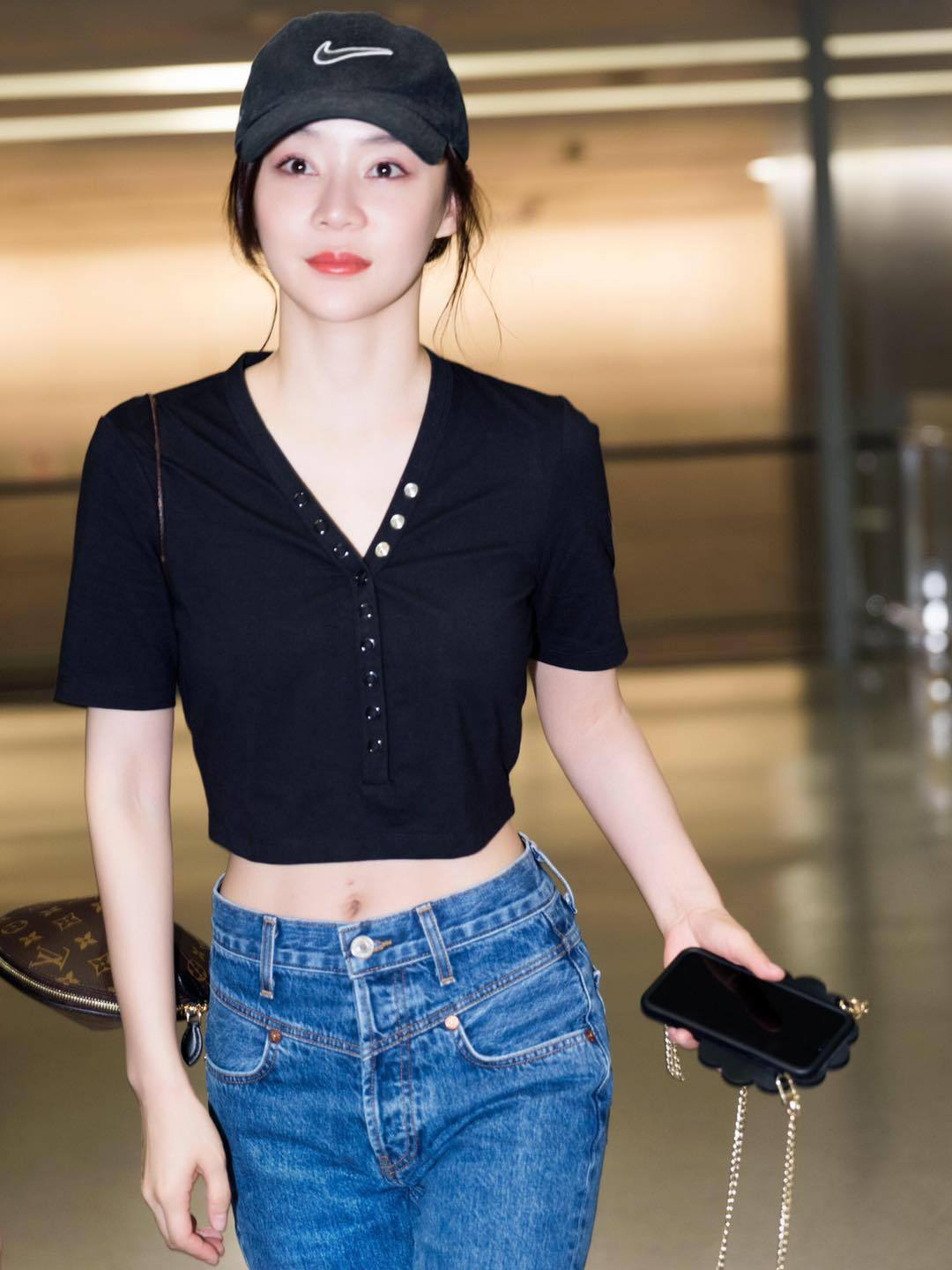 袁姗姗大秀马甲线穿露脐走机场大秀长腿