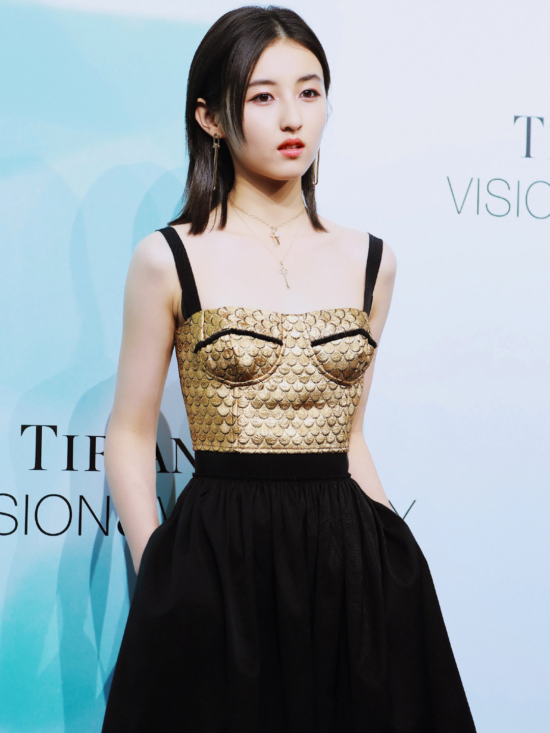 张子枫终于穿对了身穿鳞片吊带裙美得不敢认