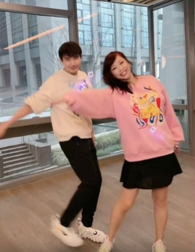 51岁陈松伶近况曝光，与小9岁丈夫张铎情侣装跳舞，被赞冻龄美人休闲区蓝鸢梦想 - Www.slyday.coM