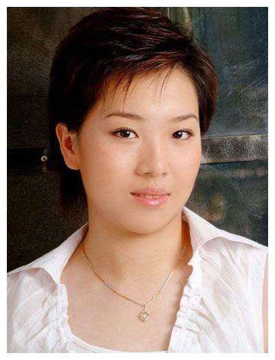 李晓霞早期写真,满脸胶原蛋白,非主流发型,看着有点中二!