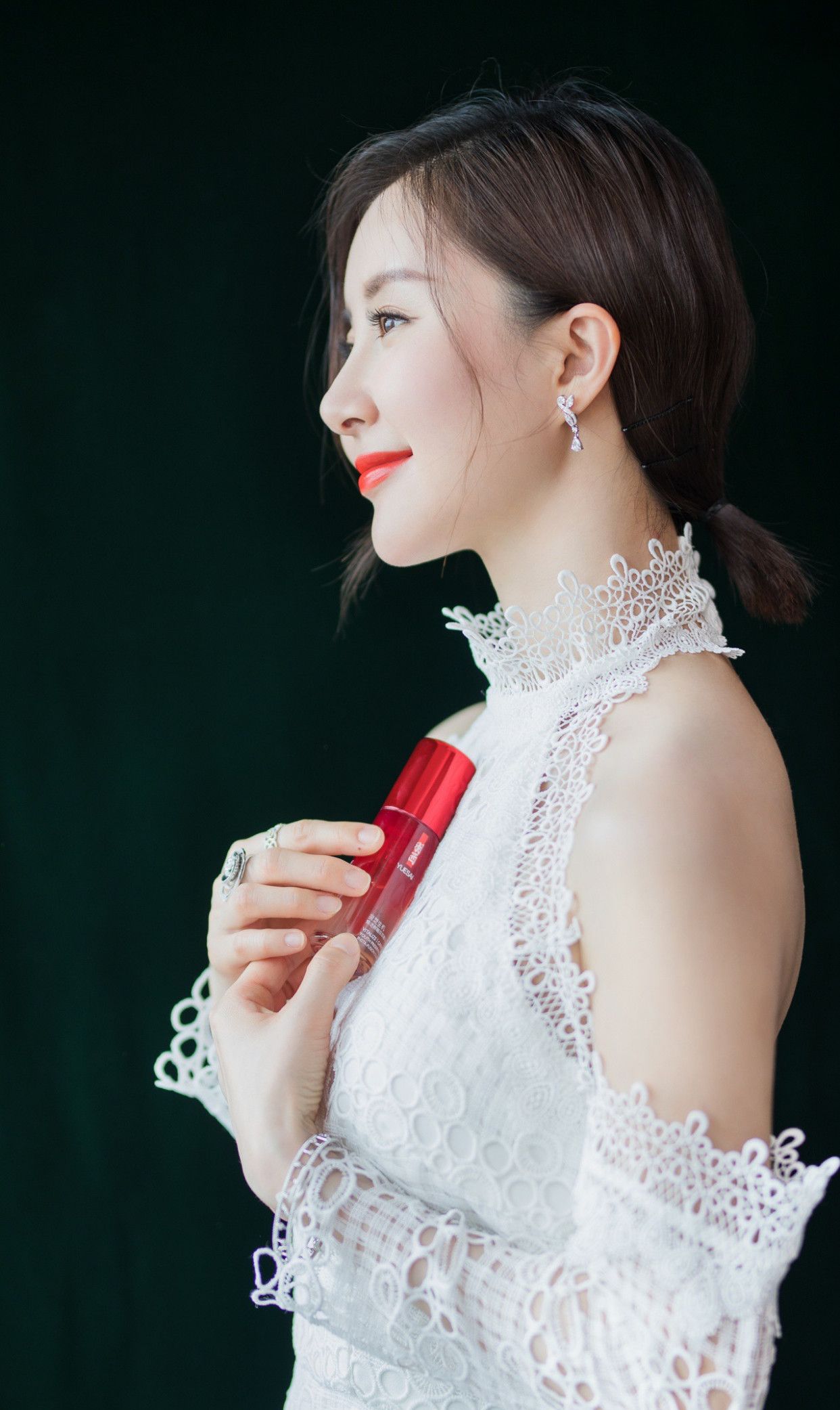 女神舒畅,白皙的脸蛋,清纯的模样弥漫着少女的气息!