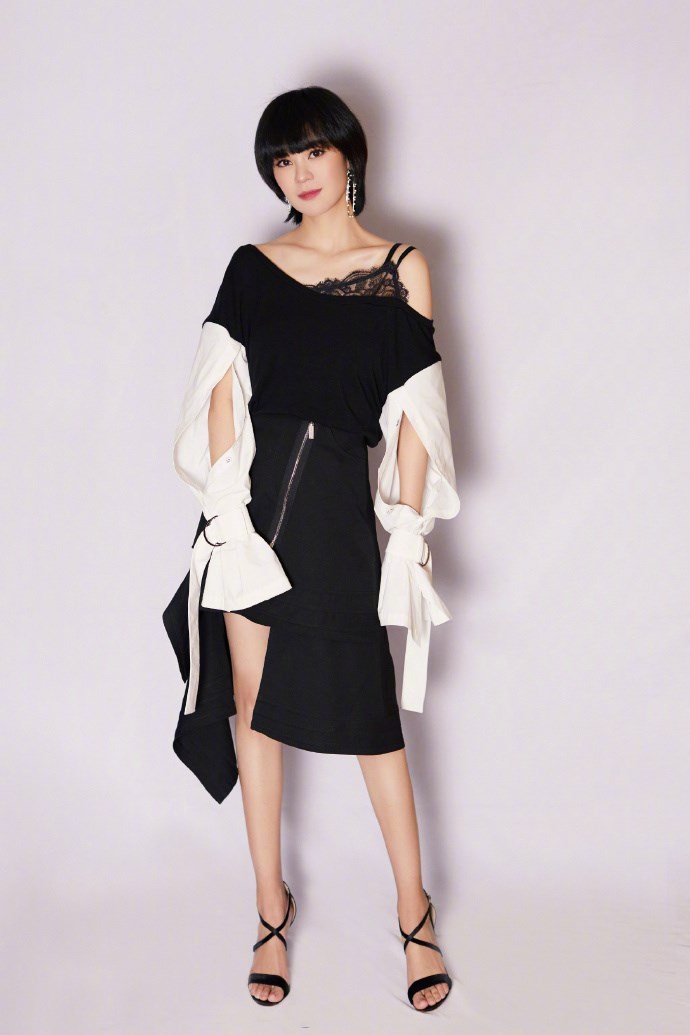 郁可唯放大招一身设计感十足的黑白装扮性感又精致时髦到飞起