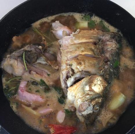 炖鱼别再用料酒和啤酒了用它炖鱼肉不腥更鲜嫩