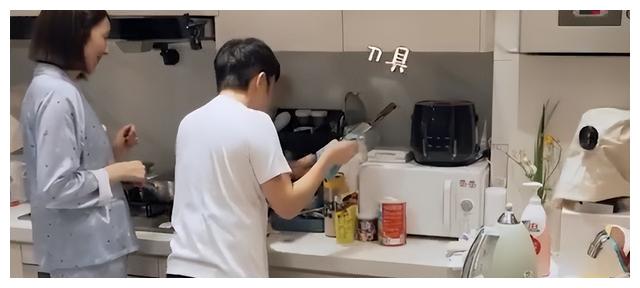 妻子生病被老丈人吐槽神隐,李亚男挺孕肚被数落!称不会生气会哭休闲区蓝鸢梦想 - Www.slyday.coM 妻子生病被老丈人吐槽神隐,李亚男挺孕肚被数落!称不会生气会哭休闲区蓝鸢梦想 - Www.slyday.coM