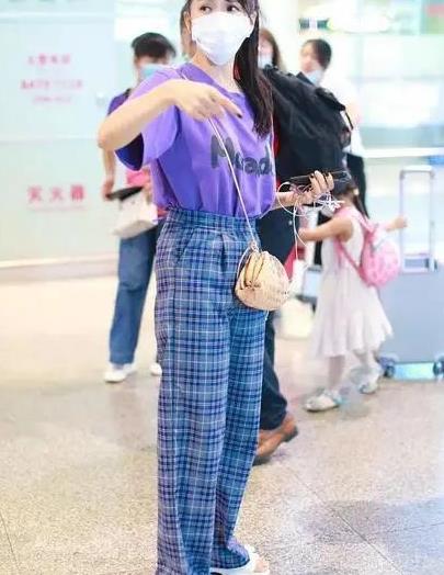 减龄穿搭就学伊能静,紫色t恤搭格子裤,时髦又清新