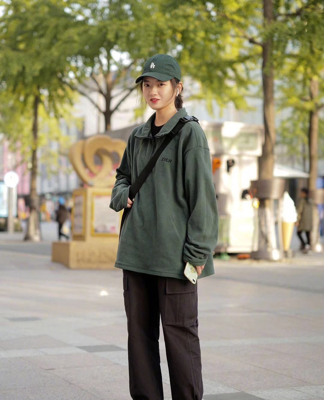 街拍,小姐姐绿色宽松卫衣搭配黑色工装裤,棒球帽休闲帅气_高清图集