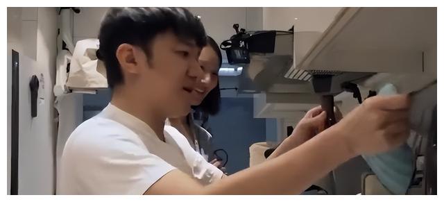 妻子生病被老丈人吐槽神隐,李亚男挺孕肚被数落!称不会生气会哭休闲区蓝鸢梦想 - Www.slyday.coM 妻子生病被老丈人吐槽神隐,李亚男挺孕肚被数落!称不会生气会哭休闲区蓝鸢梦想 - Www.slyday.coM