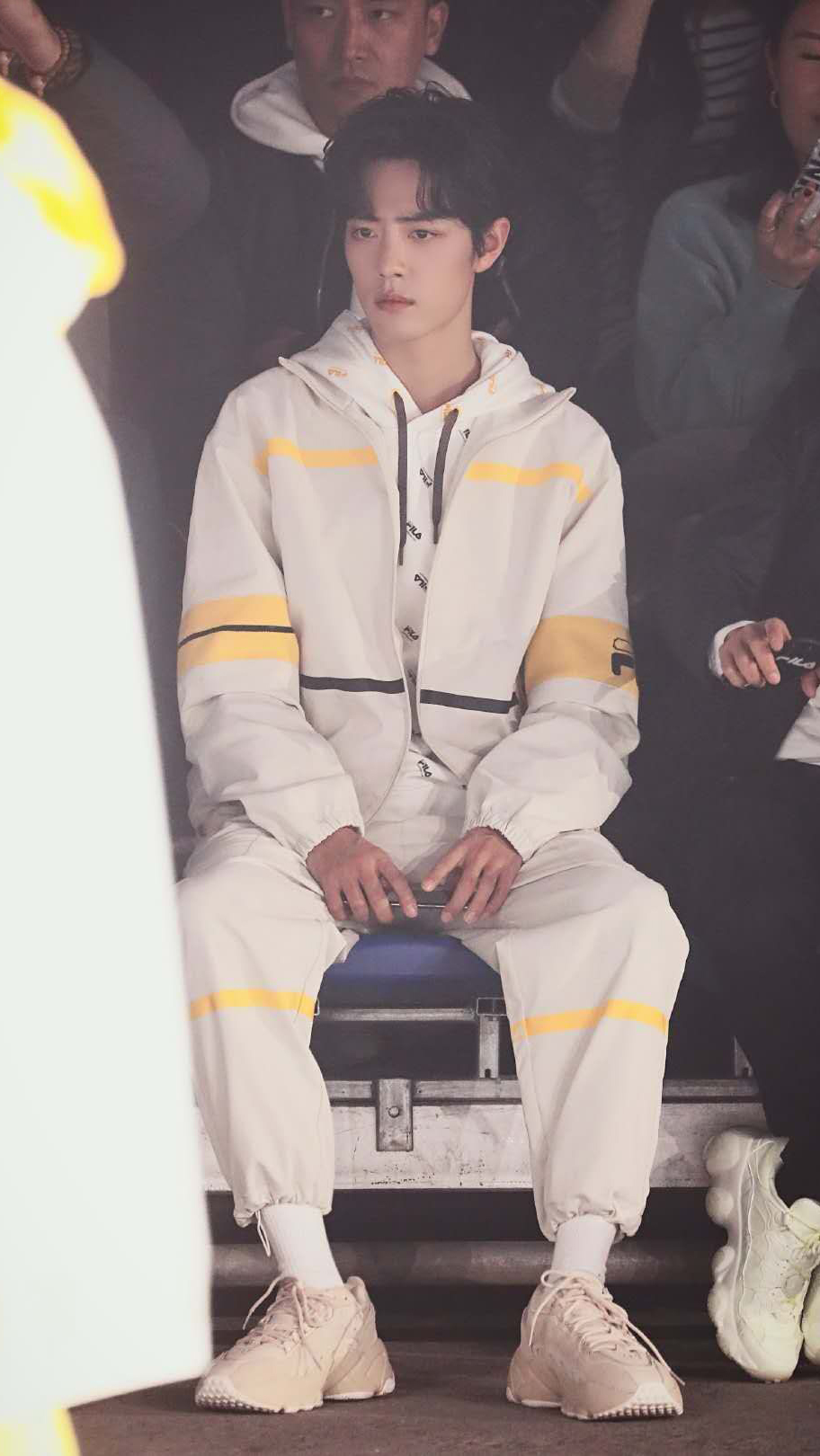 肖战最新造型上线一身白色运动套装拍照姿势太迷人了