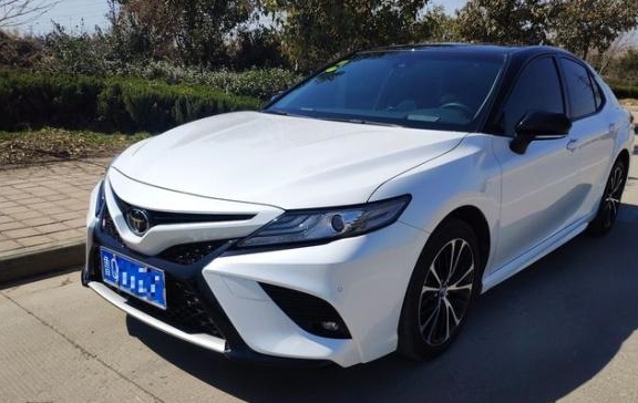 丰田凯美瑞提车作业:不喜欢y字型设计和中控钢琴漆面,容易落灰