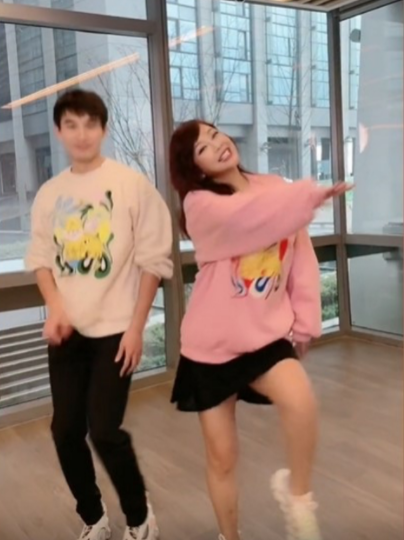 51岁陈松伶近况曝光，与小9岁丈夫张铎情侣装跳舞，被赞冻龄美人休闲区蓝鸢梦想 - Www.slyday.coM