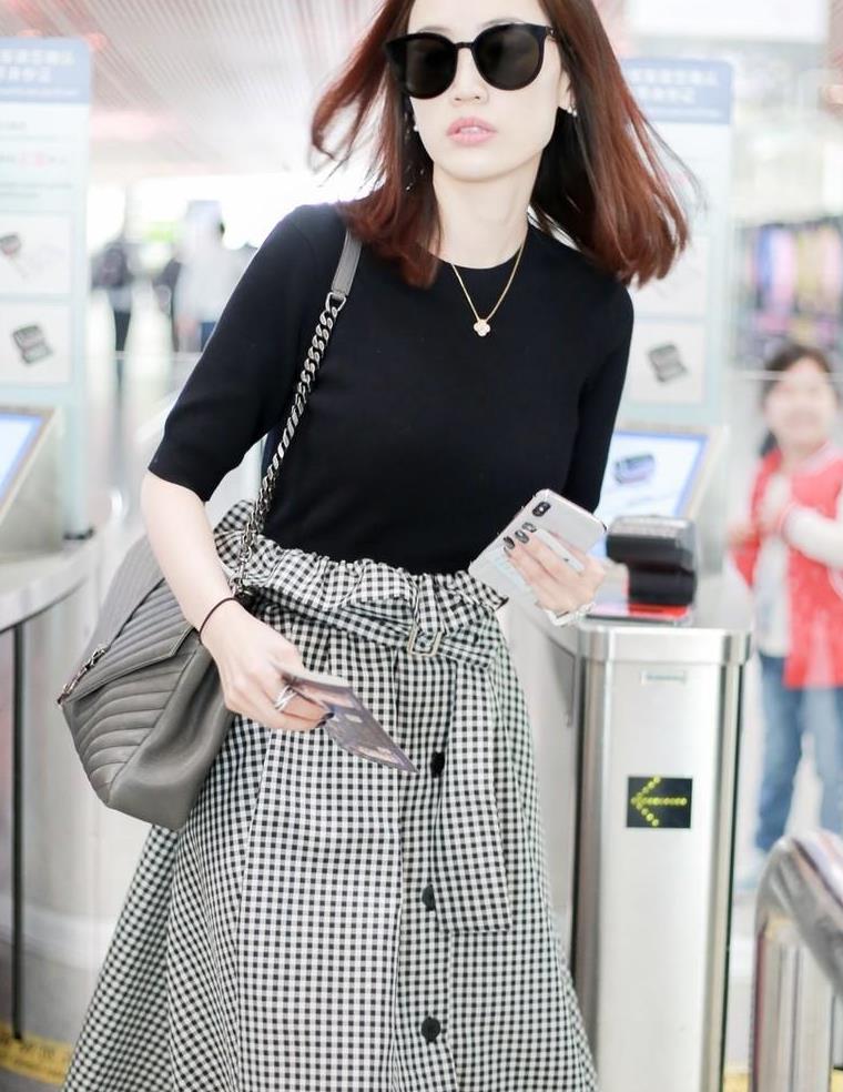 马蓉好歹低调一回穿针织上衣配格纹半身裙不过可以走出明星范